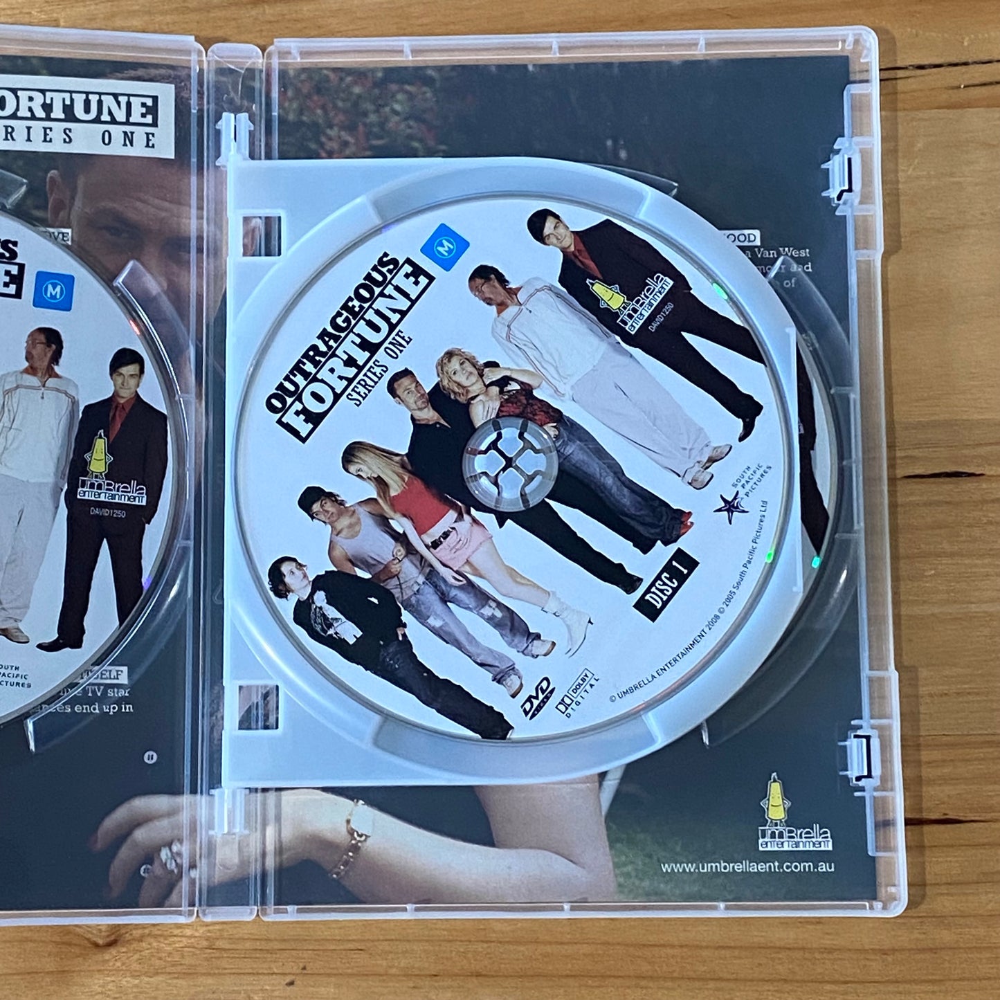 Outrageous Fortune Series 1 DVD New Zealand Comedy 3-Disc PAL 4 VGC