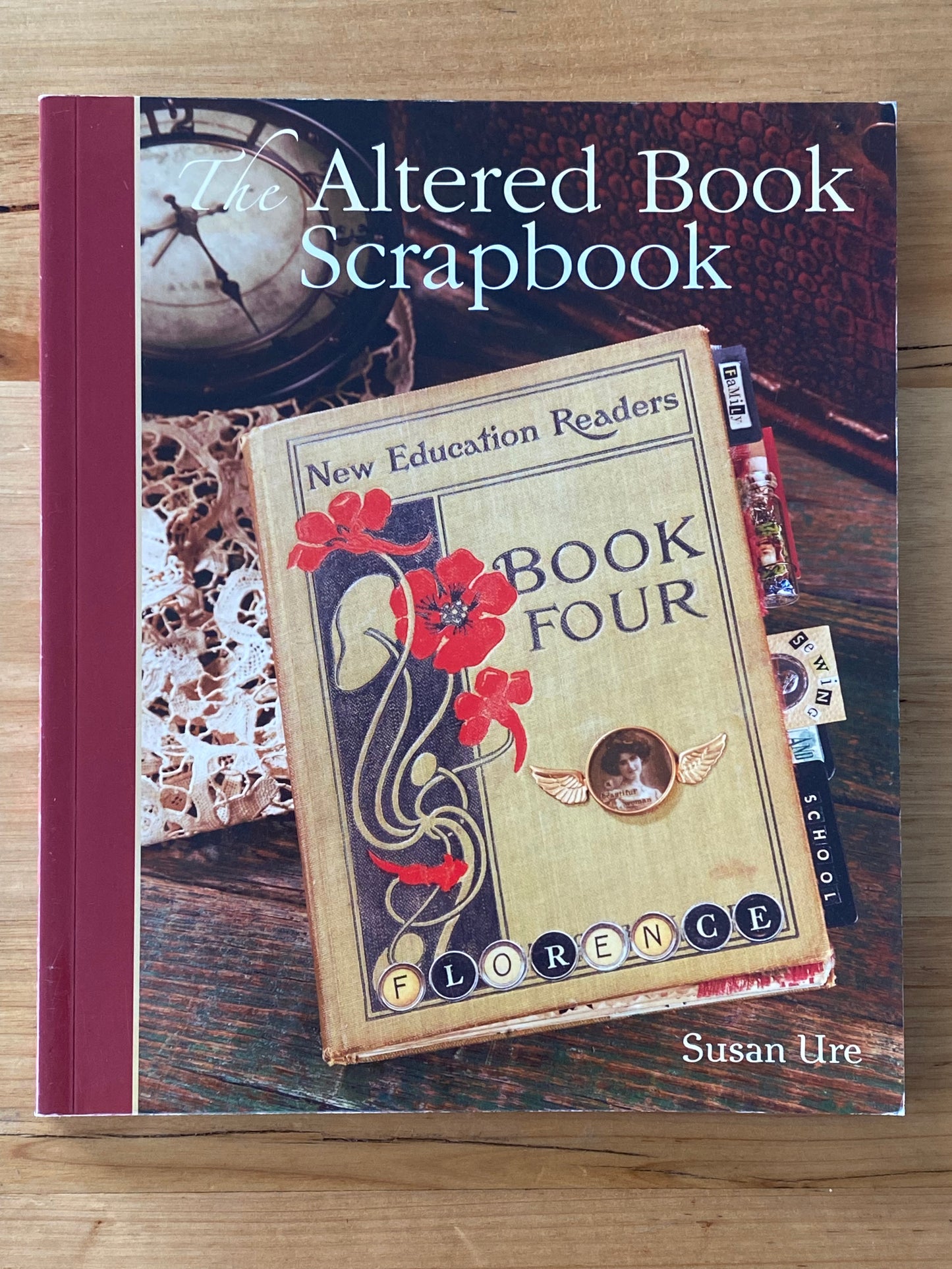 The Altered Scrapbook by Susan Ure Paperback 2006 GD