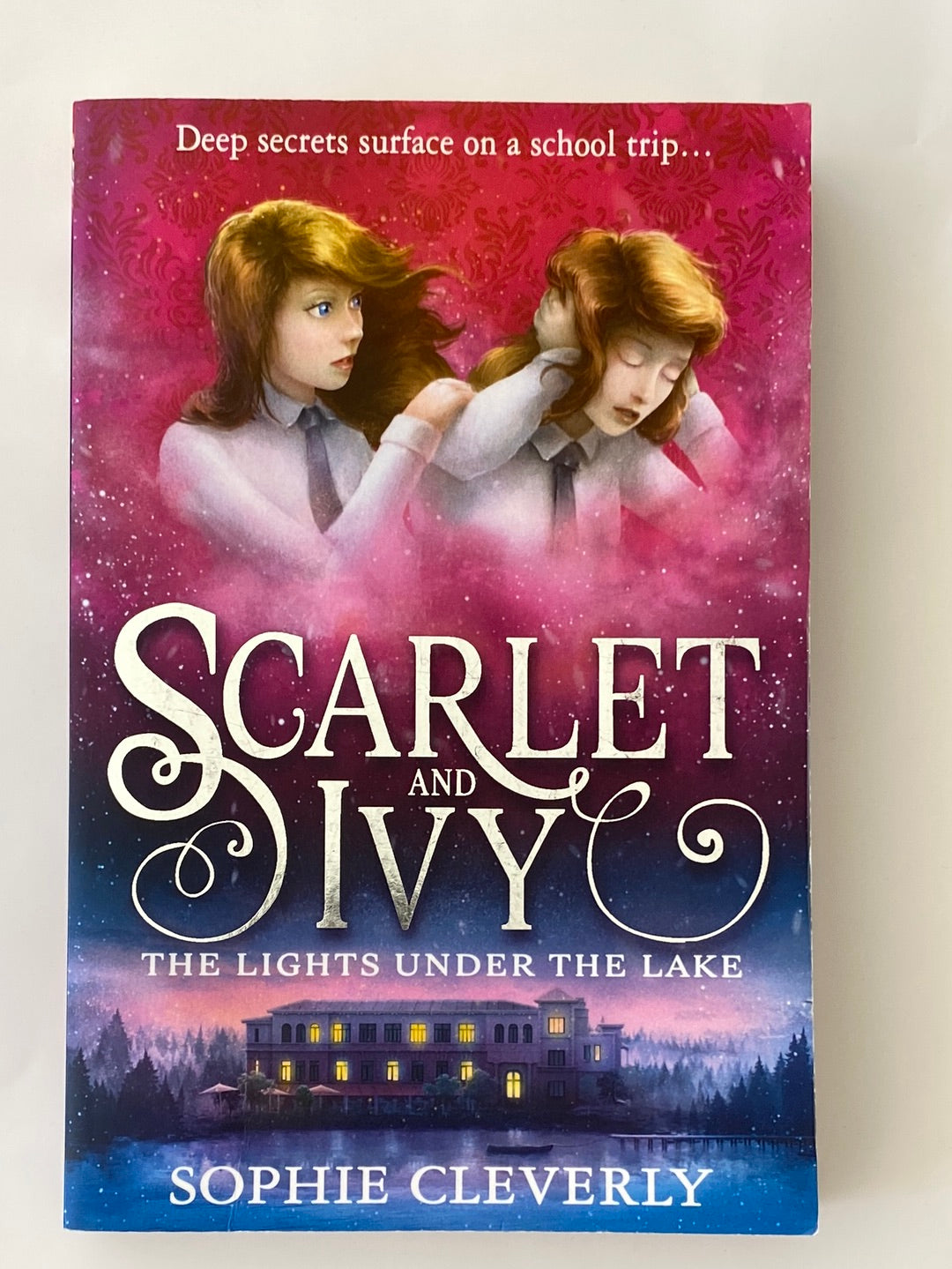 Scarlet and Ivy The Lights Under The Lake By Sophie Cleverly Paperback VGC