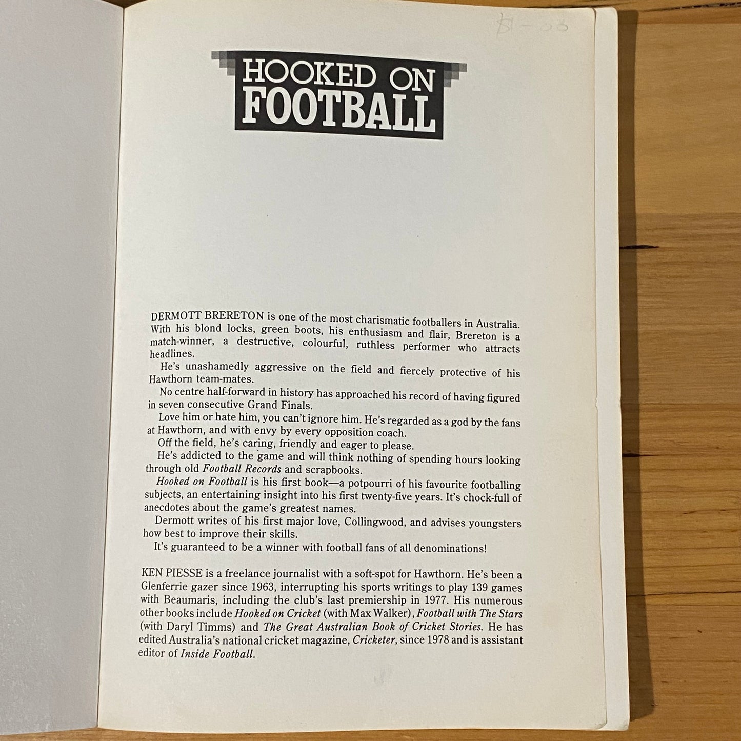 Hooked on Football An Addicts Guide Dermot Brereton AFL Footy Paperback 1990 GD